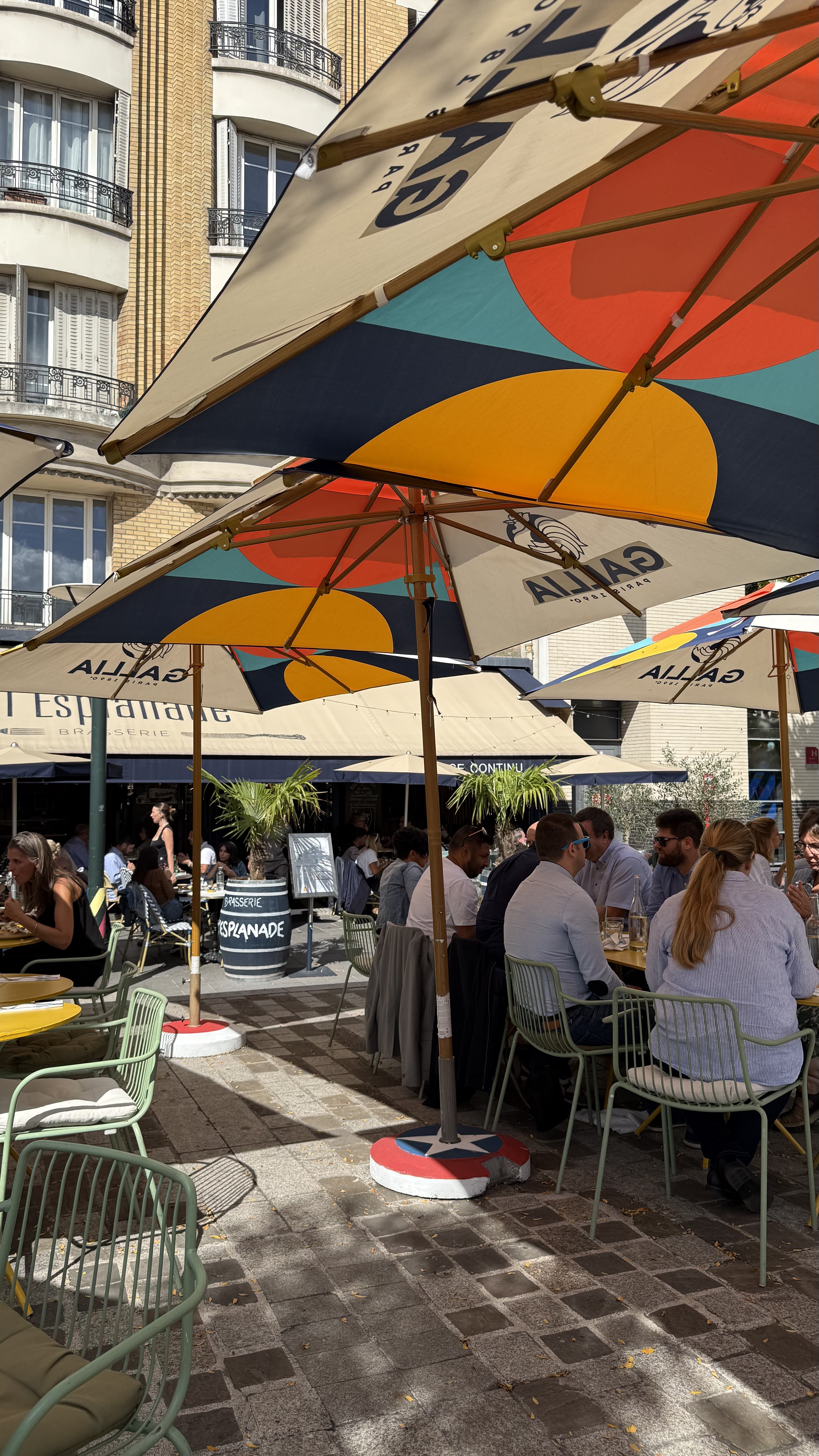 Terrasse ensoleillée au restaurant L’Esplanade Clichy : travail, lecture et détente avec café ou cocktail maison