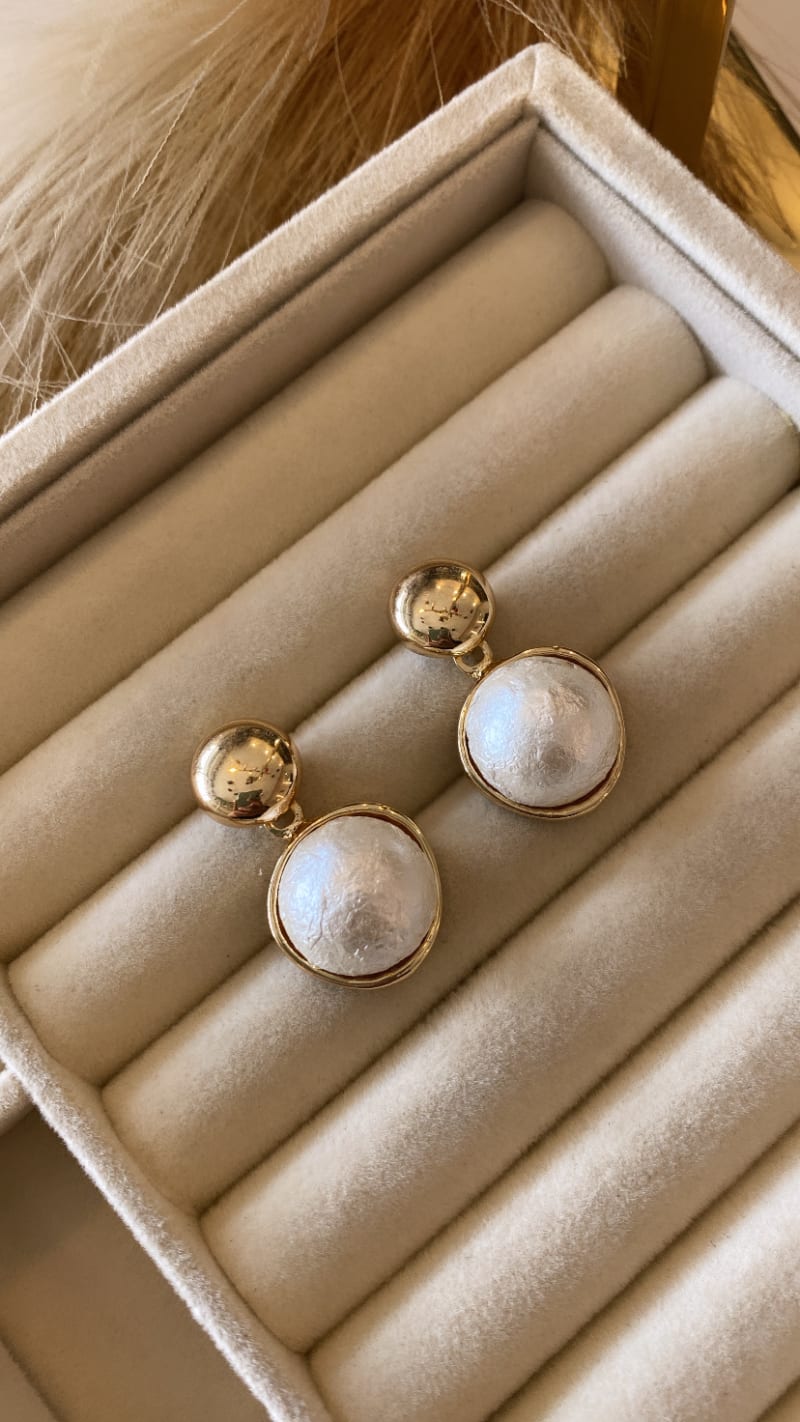 Brinco dourado com pérola