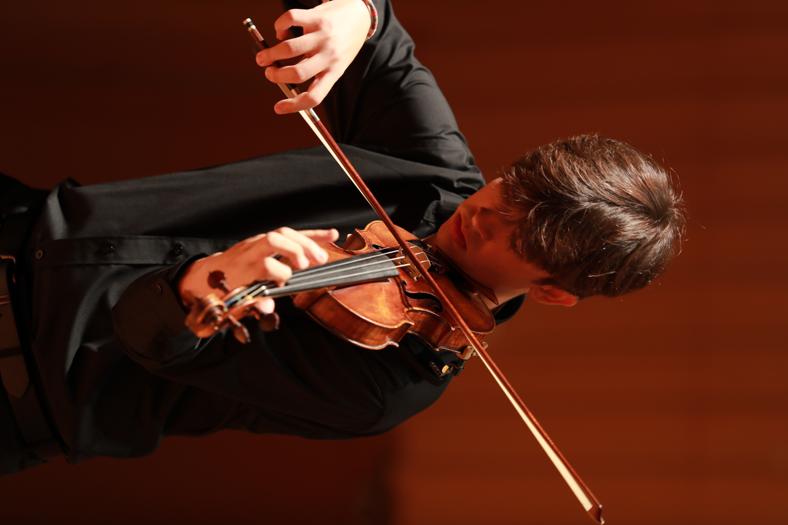 Leonardo Camiz performing the first movement of Wieniawski&rsquo;s Violin Concerto No. 2. Photo: 임종수.