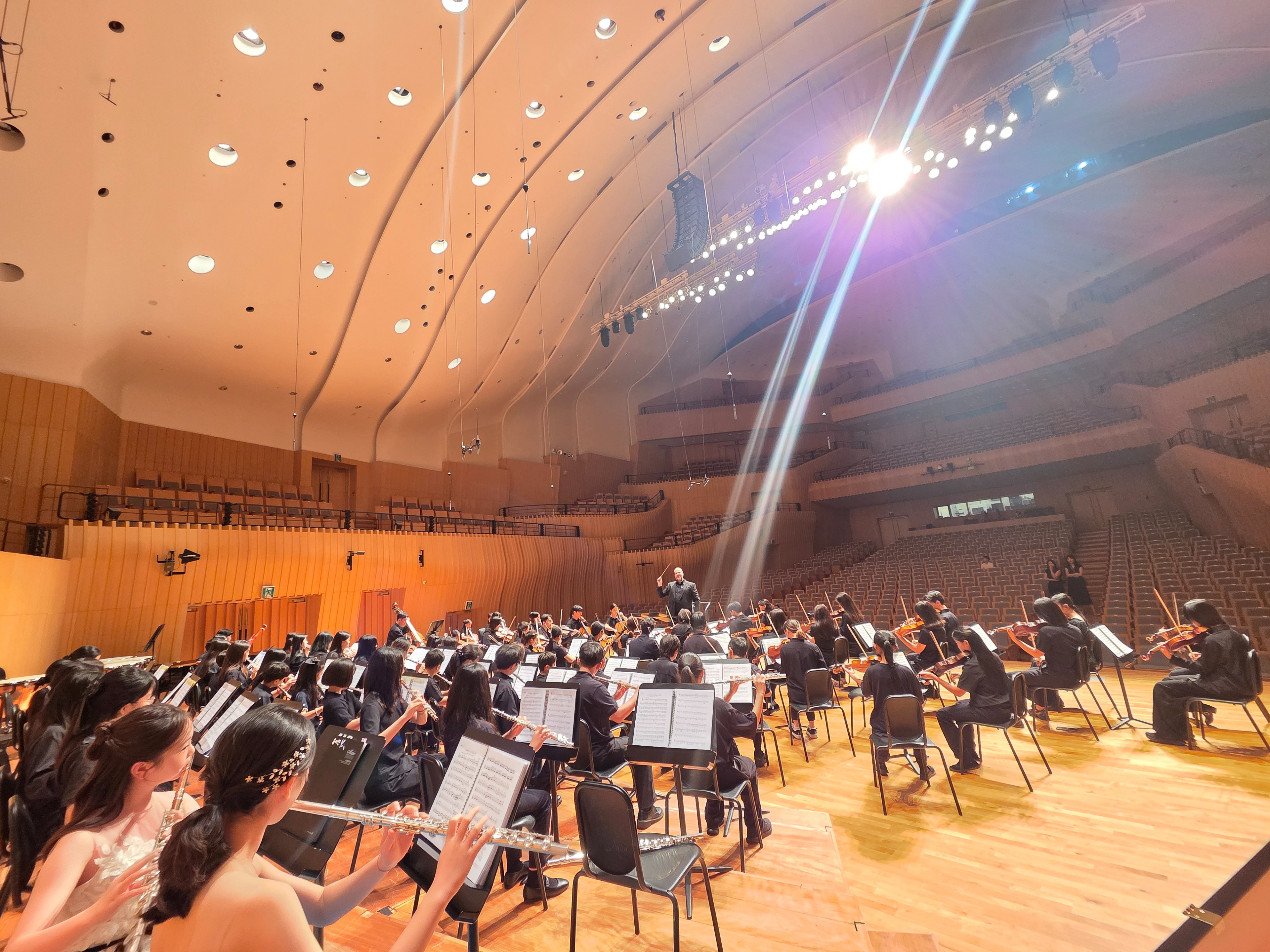 The onstage rehearsal at the Arts Center Incheon with the complete orchestra.