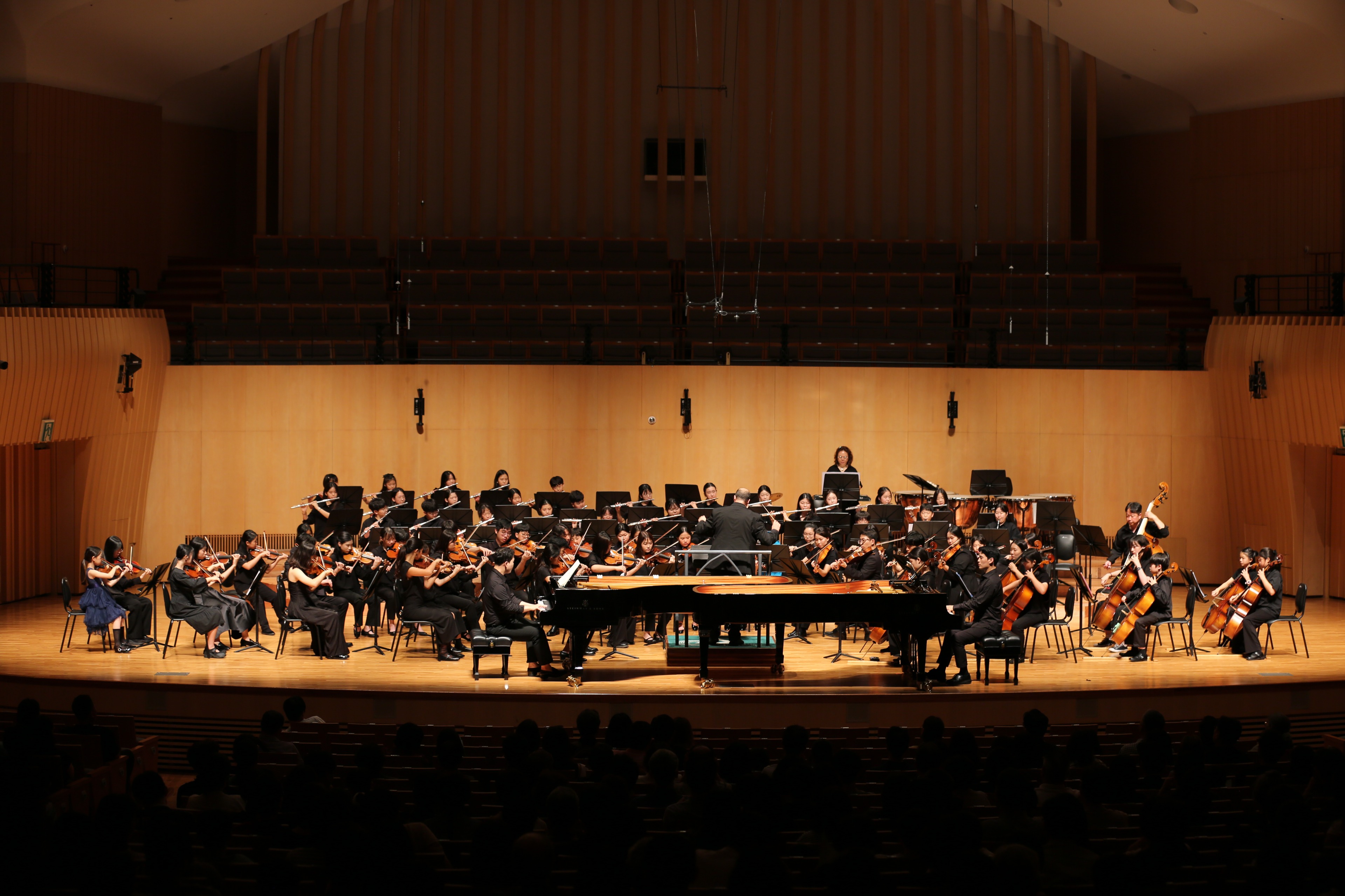 The Classic On and Elim Cantabile onstage at the Arts Center Incheon. Photo: 임종수.