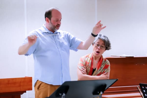 Daniele Camiz e la solista durante una prova dettagliata sulla frase musicale.