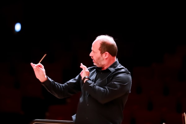 Daniele Camiz in prova, gesto laterale in sala concerto.