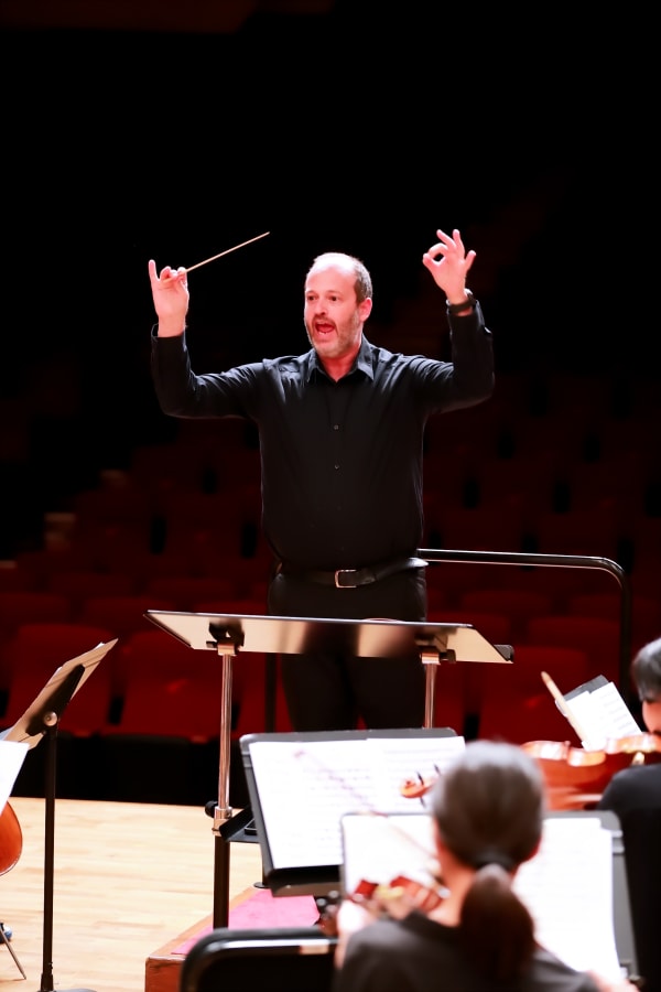 Daniele Camiz in prova con gesto ampio verso l’alto.