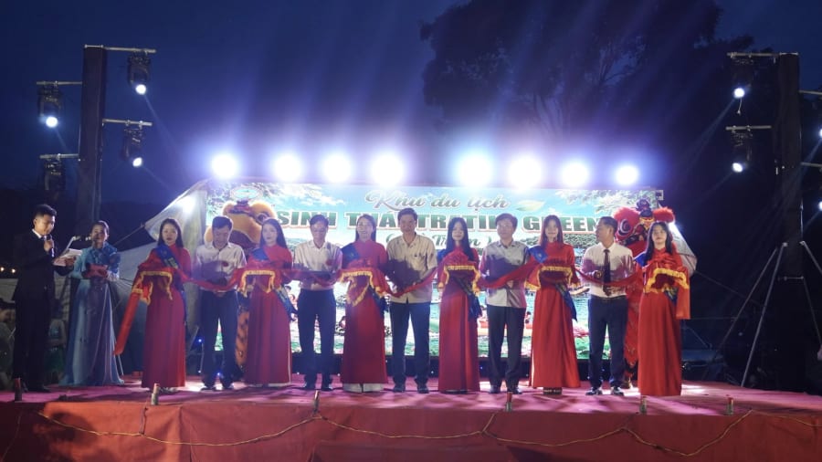 Các đại biểu đã thực hiện cắt băng khai trương - Ảnh:H.T