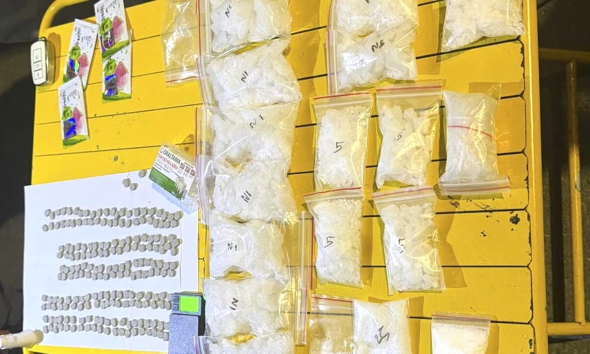 Số lượng ma gồm khoảng 1,3kg ma túy đá, hơn 200 viên thuốc lắc và 4 gói ma túy dạng nước do Phan Văn Phóng tàng trữ trái phép - Ảnh: N.Q.V