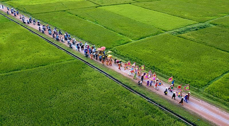 Lễ rước sắc Phong thần vị và xiêm y Thánh Mẫu tại đình làng Vịnh Sơn lên đền Thánh Mẫu Liễu Hạnh.