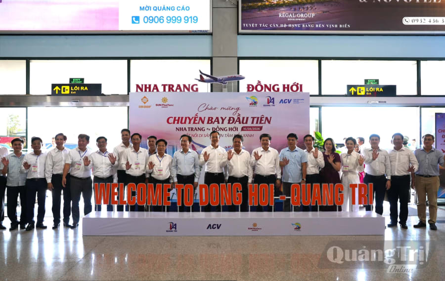 Các đồng chí lãnh đạo tỉnh Quảng Trị và tỉnh Khánh Hòa chào mừng đường bay kết nối Khánh Hòa và Quảng Trị chính thức được đưa vào khai thác - Ảnh: T.Đ