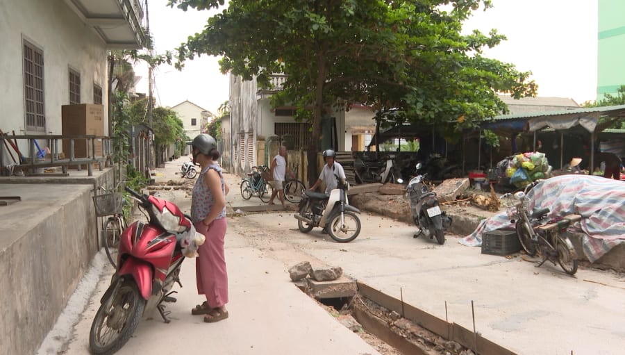 Công trình tại kiệt 373 đường Lê Duẩn đang thi công kéo dài, gây trở ngại cho sinh hoạt và giao thông của người dân.