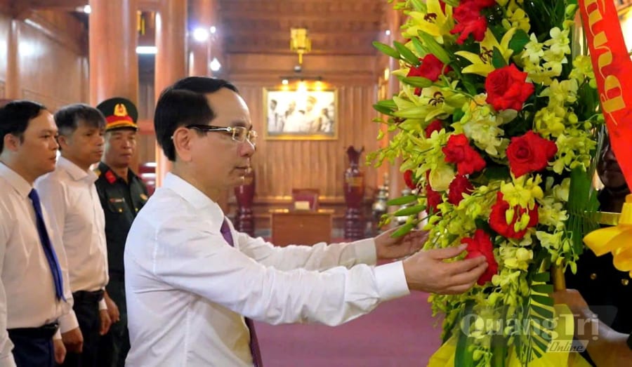 Đồng chí Phan Mạnh Hùng, Bí thư Đảng ủy phường Đồng Hới, dâng hoa tưởng niệm tại Đền thờ Bác Hồ và các Anh hùng liệt sĩ tỉnh - Ảnh: P.V