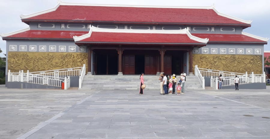 Người dân đến tham quan, tìm hiểu cuộc đời, thân thế, sự nghiệp của Tổng Bí thư Lê Duẩn tại Khu lưu niệm Tổng Bí thư ở xã Triệu Phong - Ảnh: N.V