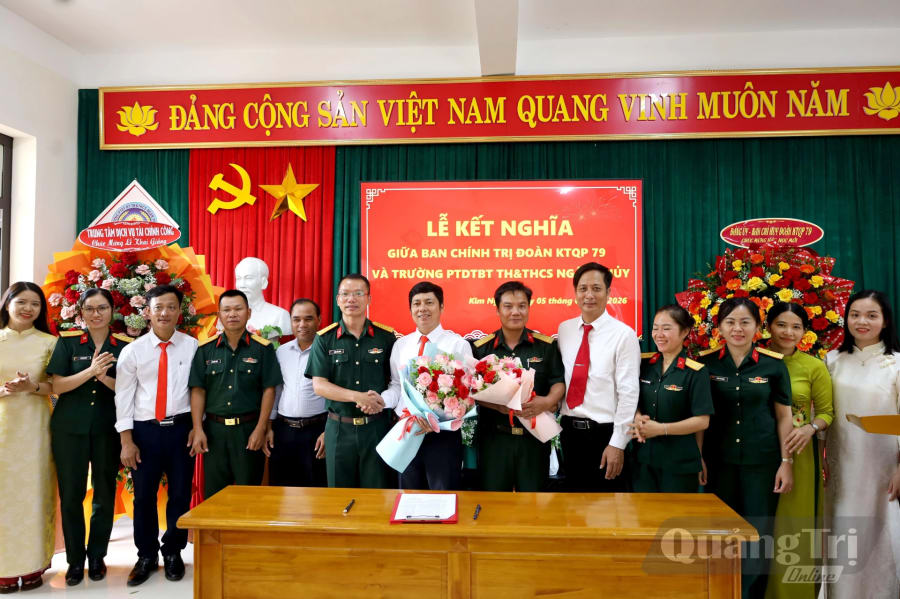 Đoàn KTQP 79 ký kết nghĩa cùng Trường PTDT bán trú TH và THCS Ngân Thủy - Ảnh: V. Minh