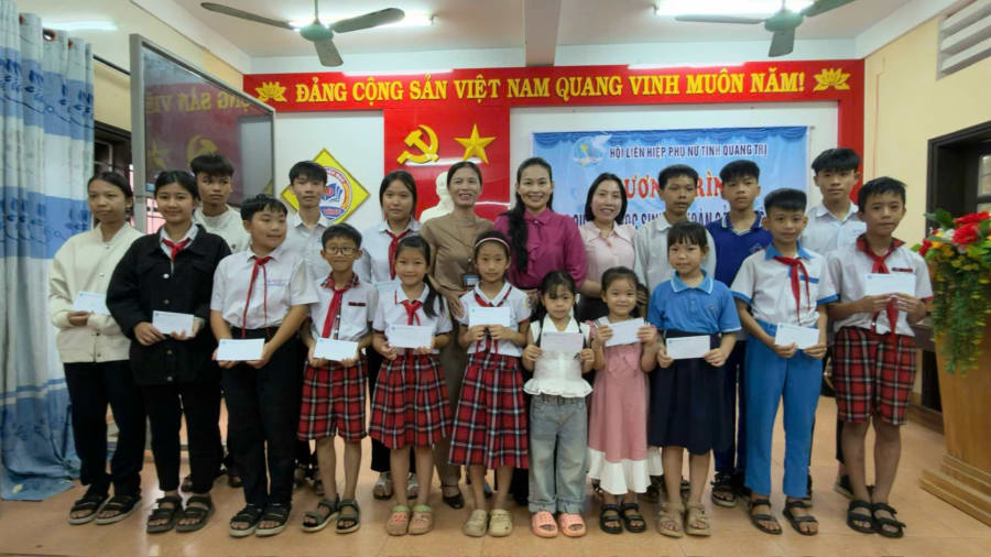Chương trình Mẹ đỡ đầu do Hội LHPN tỉnh phát động hiện đã kết nối, nhận đỡ đầu cho trẻ em mồ côi có hoàn cảnh khó khăn - Ảnh: Q.N