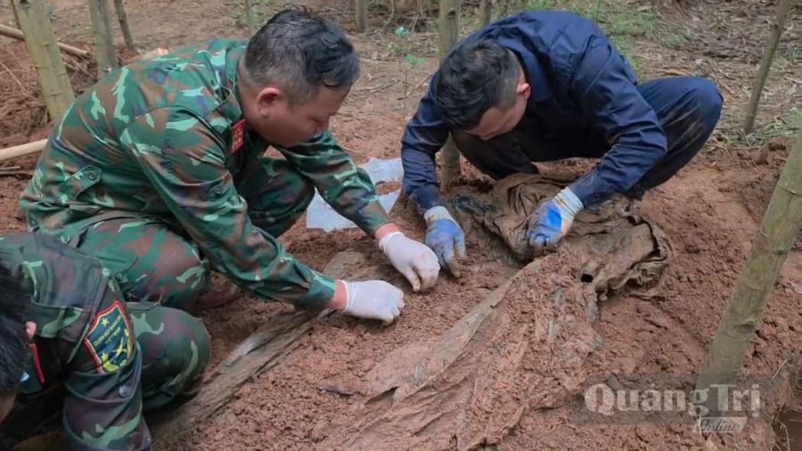 : Đội Tìm kiếm, Quy tập Hài cốt Liệt sĩ số 1 triển khai công tác tìm kiếm, quy tập tại bản Bãi Dinh, xã Dân Hóa - Ảnh: H.C