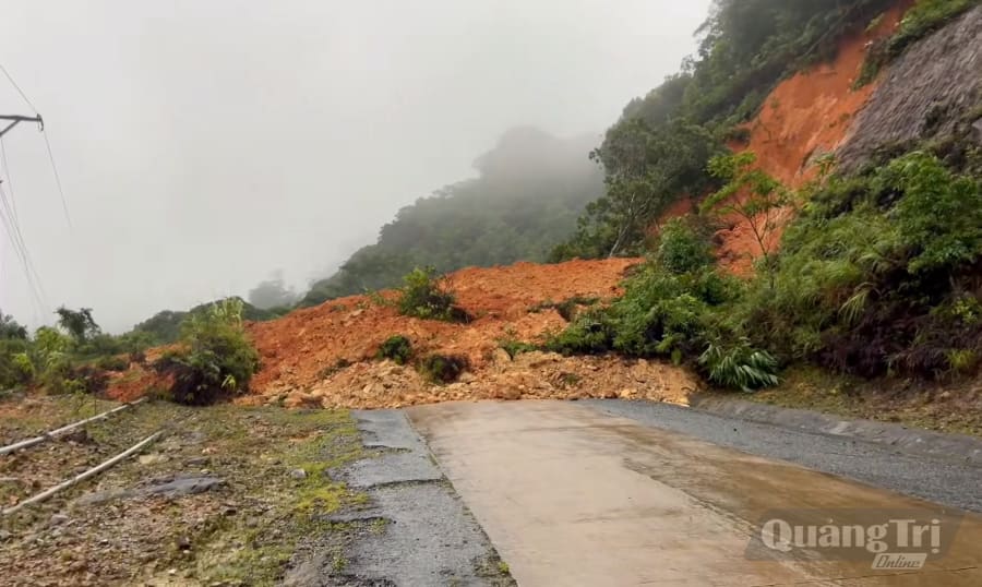 Sạt lở trên đường Hồ Chí Minh, người dân không thể di chuyển từ phía Hướng Phùng vào Hướng Lập. Ảnh: T.T