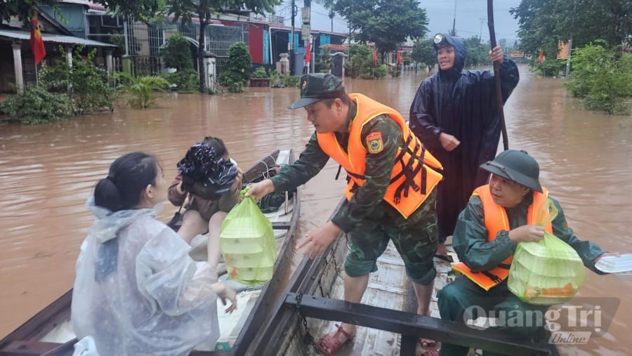 Cán bộ, chiến sĩ Đồn Biên phòng Cửa khẩu Quốc tế Lao Bảo trực tiếp đến từng hộ dân bị cô lập để hỗ trợ lương thực. - Ảnh: PK