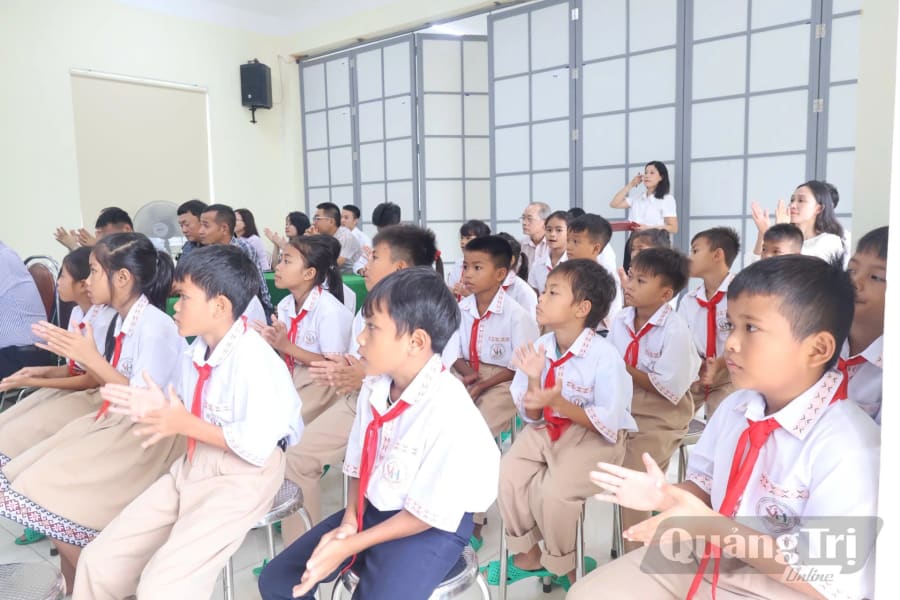 Học sinh Trường Tiểu học Bến Quan tham gia chương trình ý nghĩa - Ảnh: MT