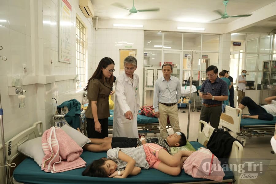Đáng chú ý, trong số các trường hợp đang được chăm sóc và theo dõi tại Bệnh viện Đa khoa khu vực Cam Lộ, nhiều bệnh nhân là học sinh - Ảnh: L.T