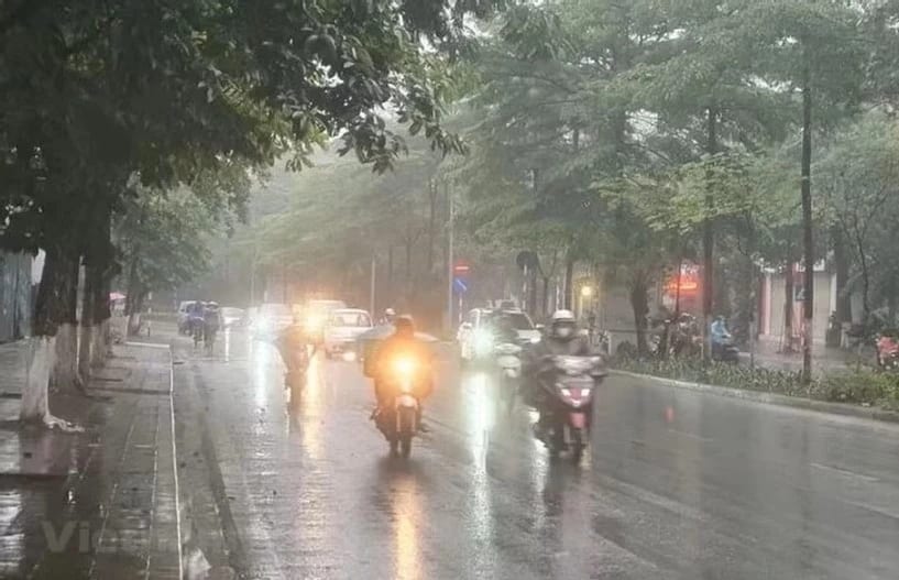 Hà Nội cùng nhiều khu vực khác tại Bắc Bộ sẽ hứng chịu mưa lớn đến rất lớn, kèm theo dông trong ngày và đêm 15/9. (Ảnh: Huy Khánh/TTXVN)