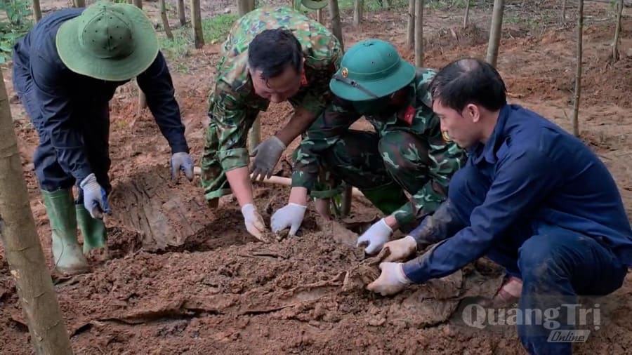 Hài cốt được phát hiện ở độ sâu khoảng 1,2m, nằm nguyên trong tăng - Ảnh: H.C