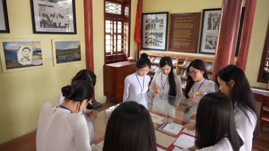 Các em học sinh trong một buổi ngoại khóa tại nhà lưu niệm nhà thơ Chế Lan Viên - Ảnh: A.T