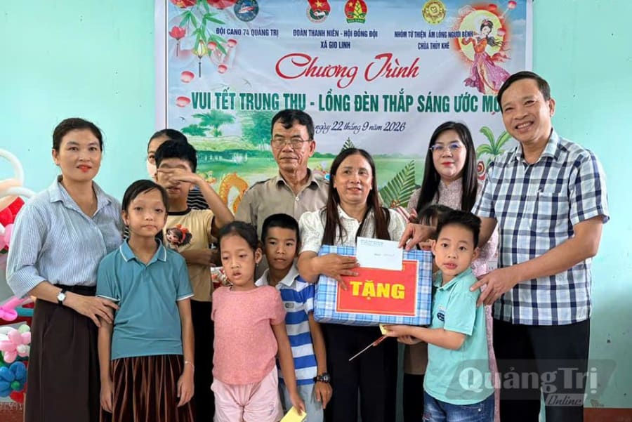 Đại diện lãnh đạo Sở Y tế trao quà trung thu cho trẻ em có hoàn cảnh khó khăn tại Trường tiểu học Triệu Thành, xã Triệu Phong-Ảnh: M.H