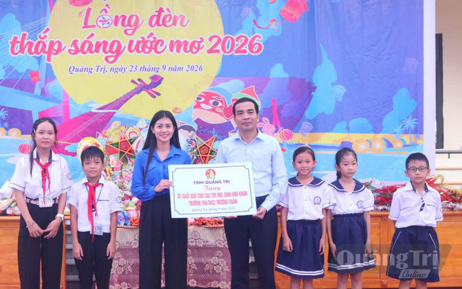 Trao tặng 97 suất quà là dụng cụ học tập cho học sinh Trường tiểu học và THCS Trường Xuân, xã Trường Sơn - Ảnh: M.H