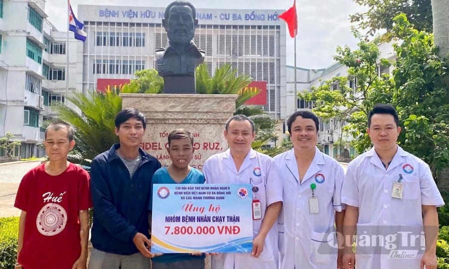 Trao tiền ủng hộ bệnh nhân nghèo tại Bệnh viện hữu nghị Việt Nam-Cuba Đồng Hới - Ảnh: T.L