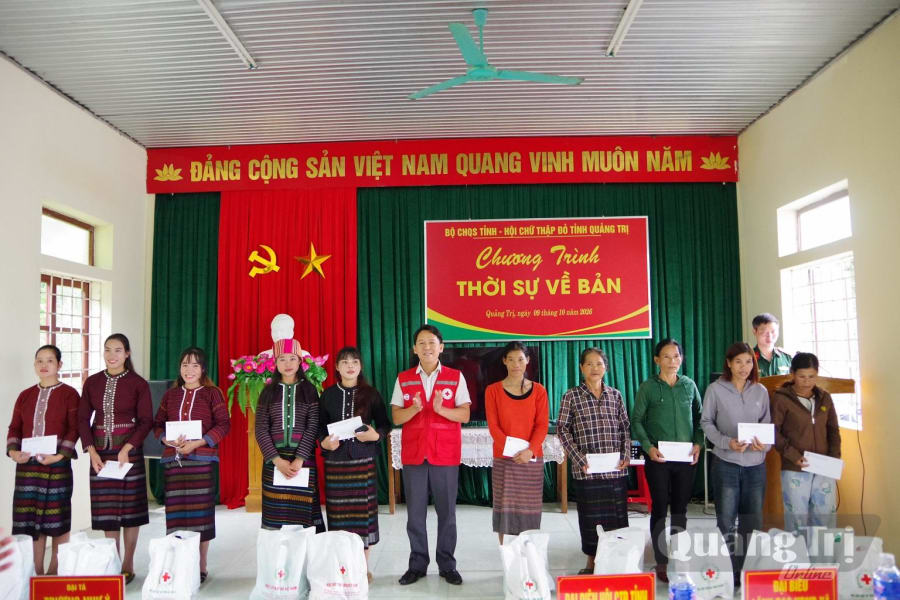 Lãnh đạo Hội Chữ thập đỏ tỉnh trao các xuất quà tặng các gia đình chính sách, hộ nghèo, gia đình có hoàn cảnh khó khăn trên địa bàn - Ảnh: X.D