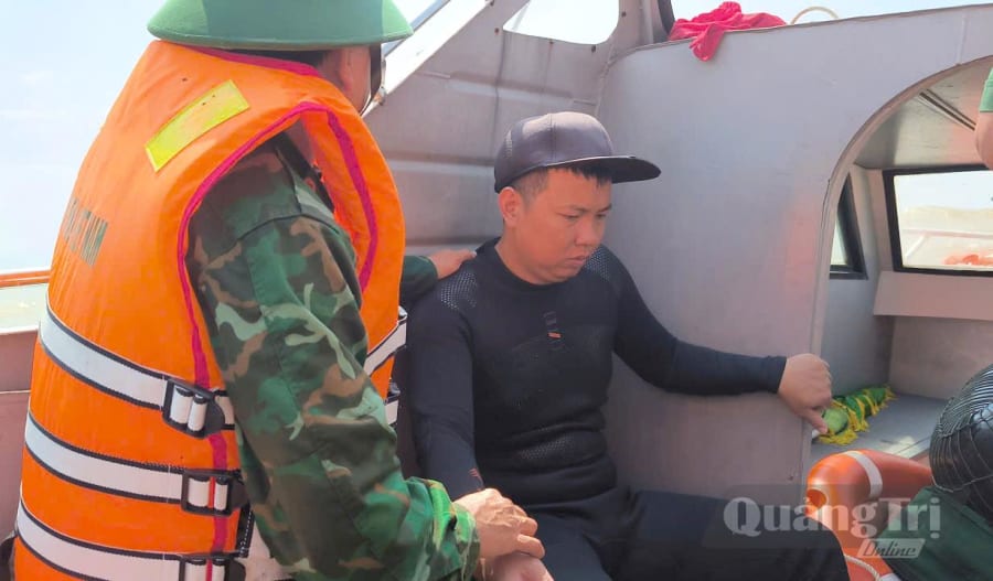 Lực lượng Biên phòng Nhật Lệ khẩn trương đưa ngư dân gặp nạn vào bờ sau chiến dịch cứu hộ - Ảnh: P.V