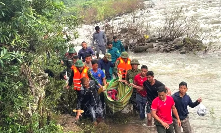 Tìm thấy thi thể nạn nhân cách vị trí gặp nạn khoảng hơn 2km đường suối. Ảnh: TTXVN phát