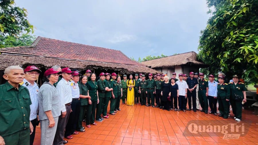 Khách thập phương thăm Nhà lưu niệm Đại tướng Võ Nguyên Giáp, thể hiện lòng thành kính. Ảnh: L.M