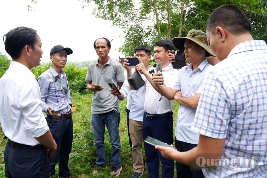 Đại diện Phòng Kinh tế, UBND xã Cồn Tiên trao đổi thông tin với đoàn công tác - Ảnh: Đ.V