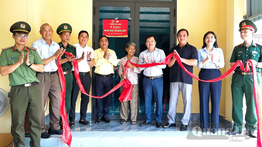 Các đại biểu khánh thành và bàn giao nhà cho các hộ - Ảnh: N.M