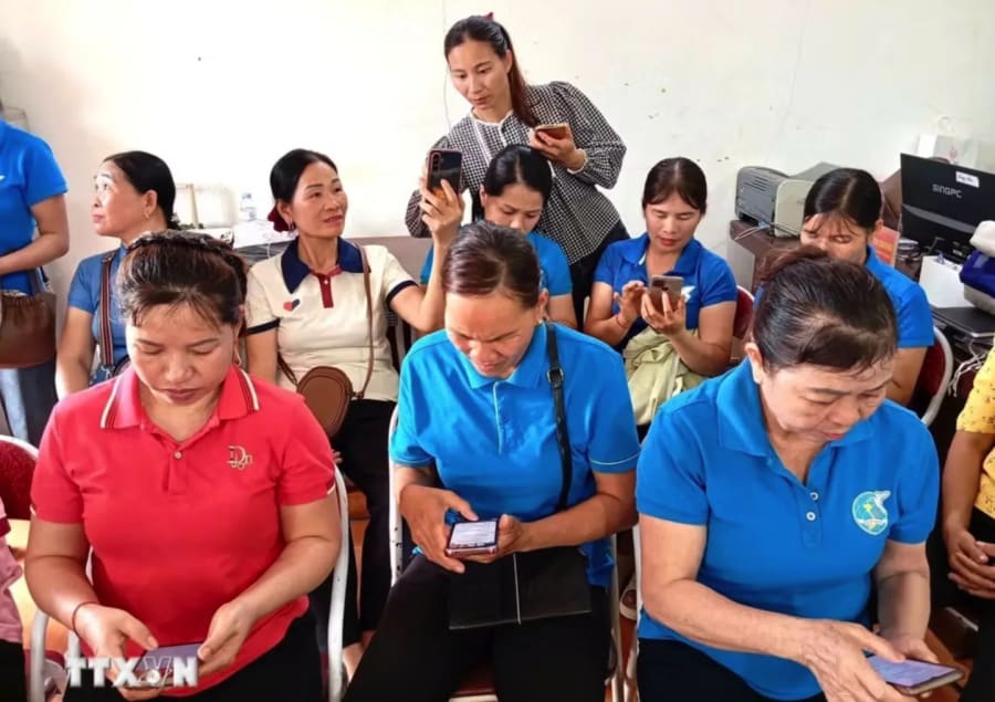 Hội Liên hiệp Phụ nữ xã Tân An (Tuyên Quang) hướng dẫn kỹ năng số cho các hội viên phụ nữ. (Ảnh: TTXVN phát)