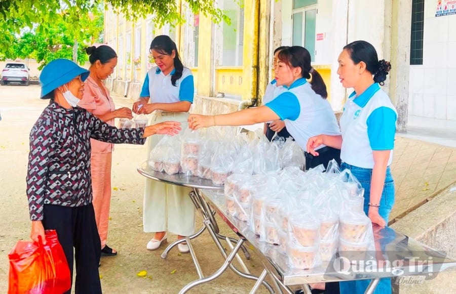 Hội Liên hiệp Phụ nữ xã Lệ Ninh phát cháo miễn phí cho bệnh nhân nghèo tại Bệnh viện đa khoa Lệ Thủy - Ảnh: L.L