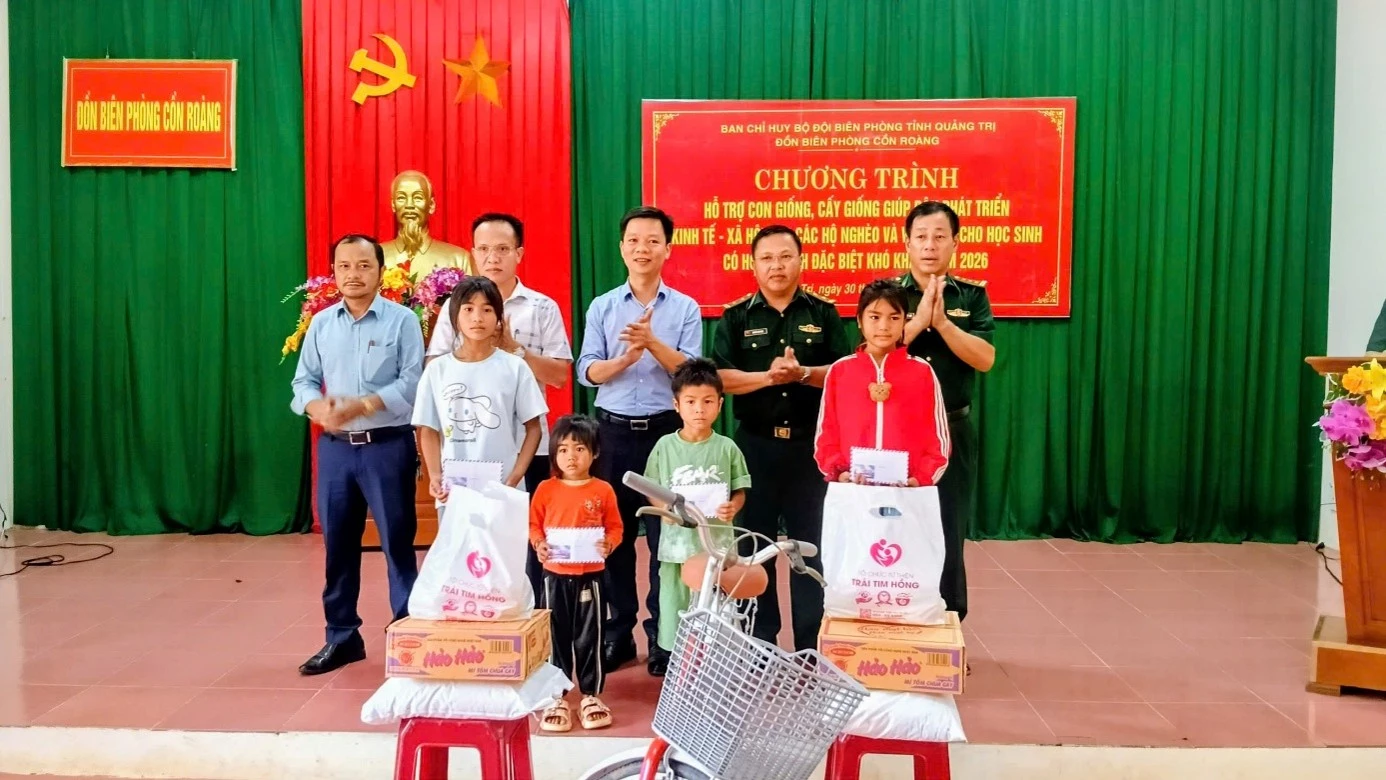 Đồn biên phòng Cồn Roàng trao hỗ trợ phương tiện, nhu yếu phẩm cho các em học sinh.