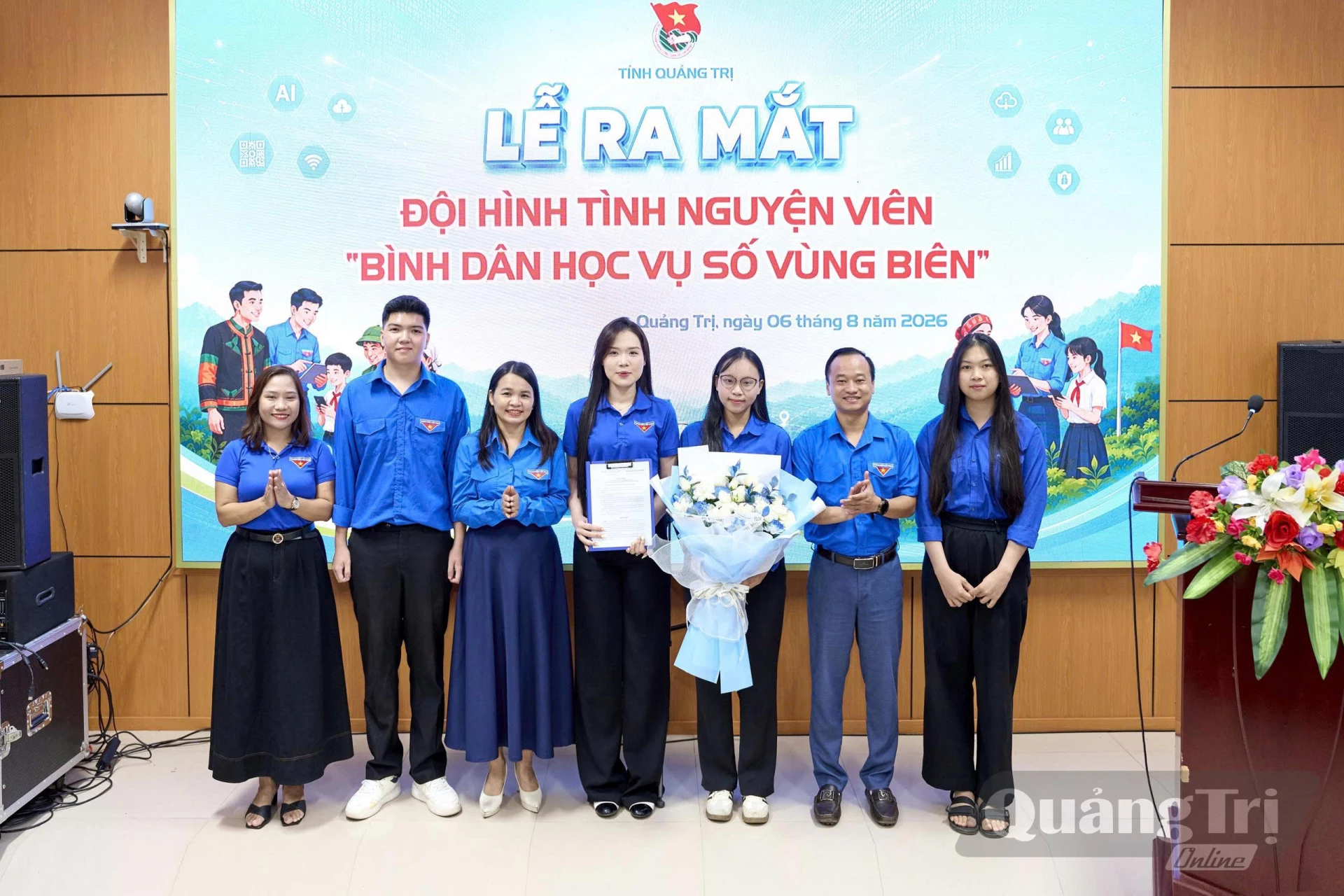 Ban Thường vụ Tỉnh đoàn Quảng Trị trao quyết định thành lập Đội hình tình nguyện viên Bình dân học vụ số vùng biên - ảnh M.H
