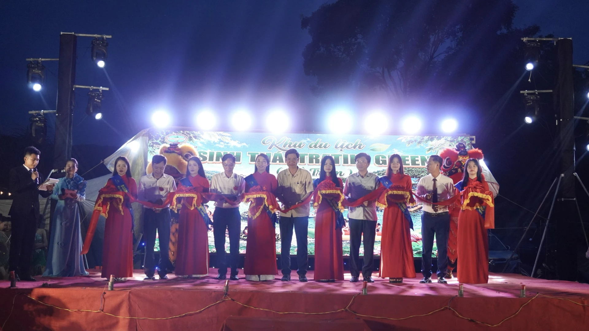 Các đại biểu đã thực hiện cắt băng khai trương - Ảnh:H.T