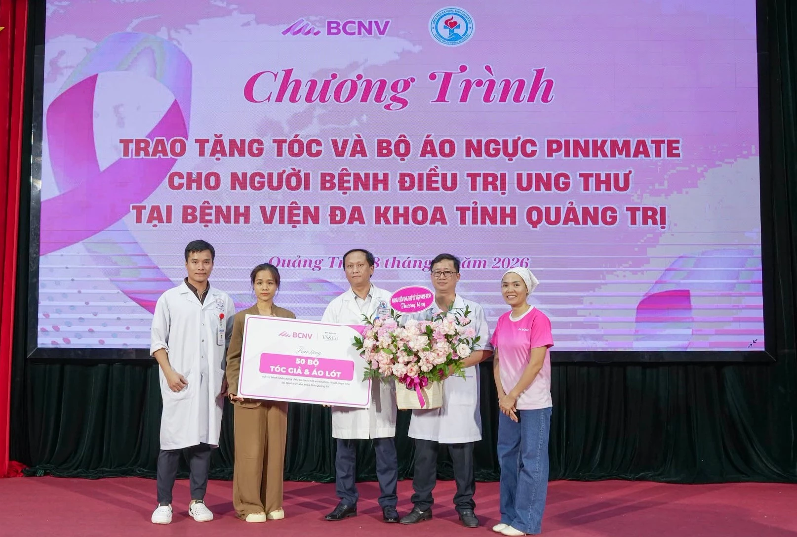 Những phần quà ý nghĩa góp phần động viên bệnh nhân ung thư có thêm động lực để điều trị bệnh.- Ảnh: BVĐK tỉnh
