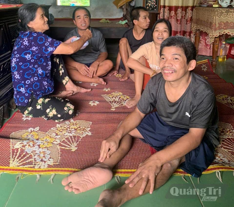 Bà Trần Thị Dần đang cho các con ăn - Ảnh: P.T