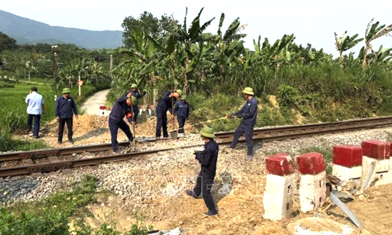 Mặc dù tuyến đường sắt qua tỉnh Quảng Trị đã kéo dài hơn 250km, tình trạng lối đi tự mở chưa được xử lý vẫn còn tồn tại, tiềm ẩn nhiều rủi ro. Ảnh tư liệu: Thanh Thuỷ/TTXVN