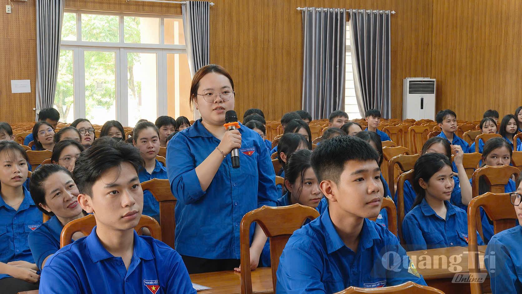 Đoàn viên thanh niên tham gia thảo luận - Ảnh: P.V.