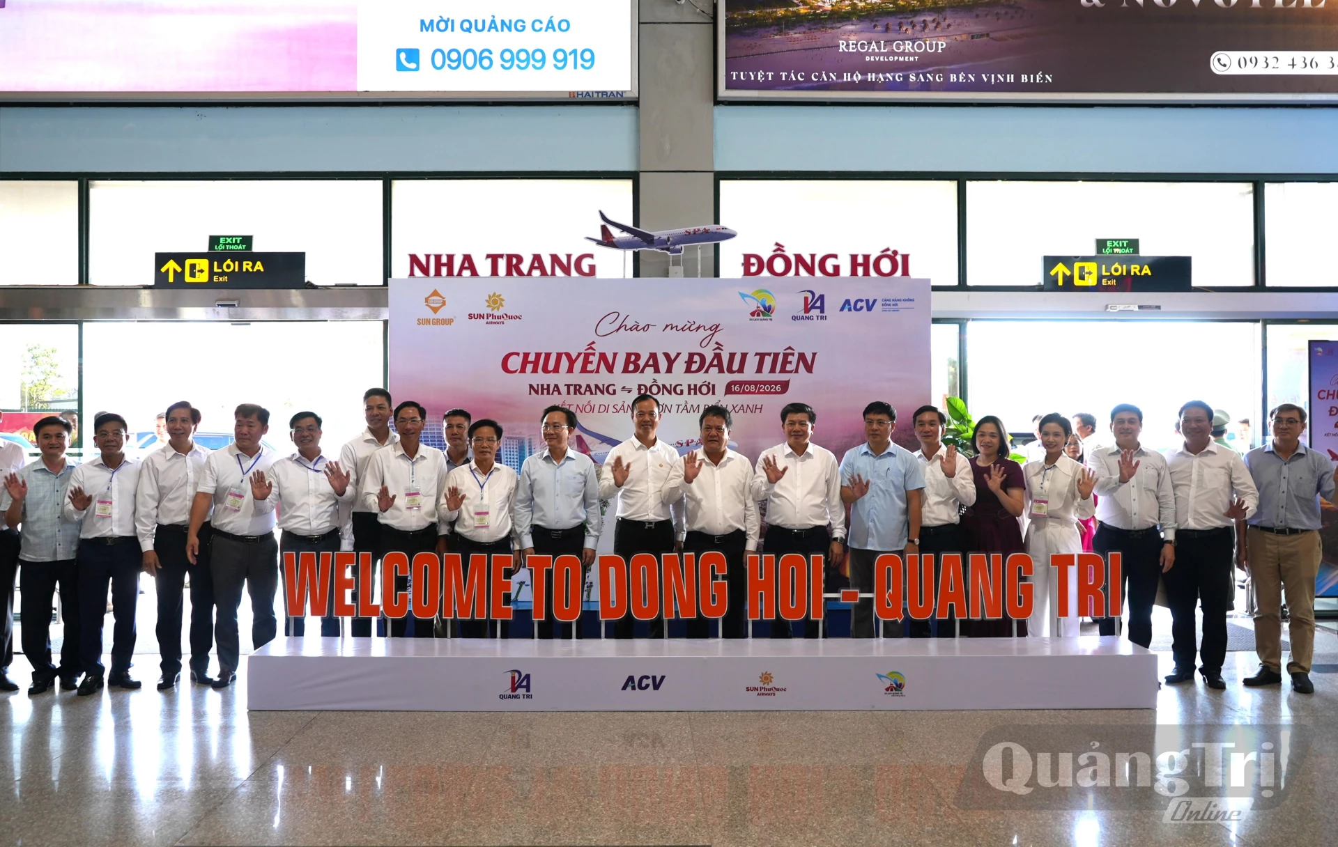 Các đồng chí lãnh đạo tỉnh Quảng Trị và tỉnh Khánh Hòa chào mừng đường bay kết nối Khánh Hòa và Quảng Trị chính thức được đưa vào khai thác - Ảnh: T.Đ
