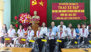 Quảng Ninh: Trao xe đạp cho học sinh hoàn cảnh đặc biệt khó khăn
