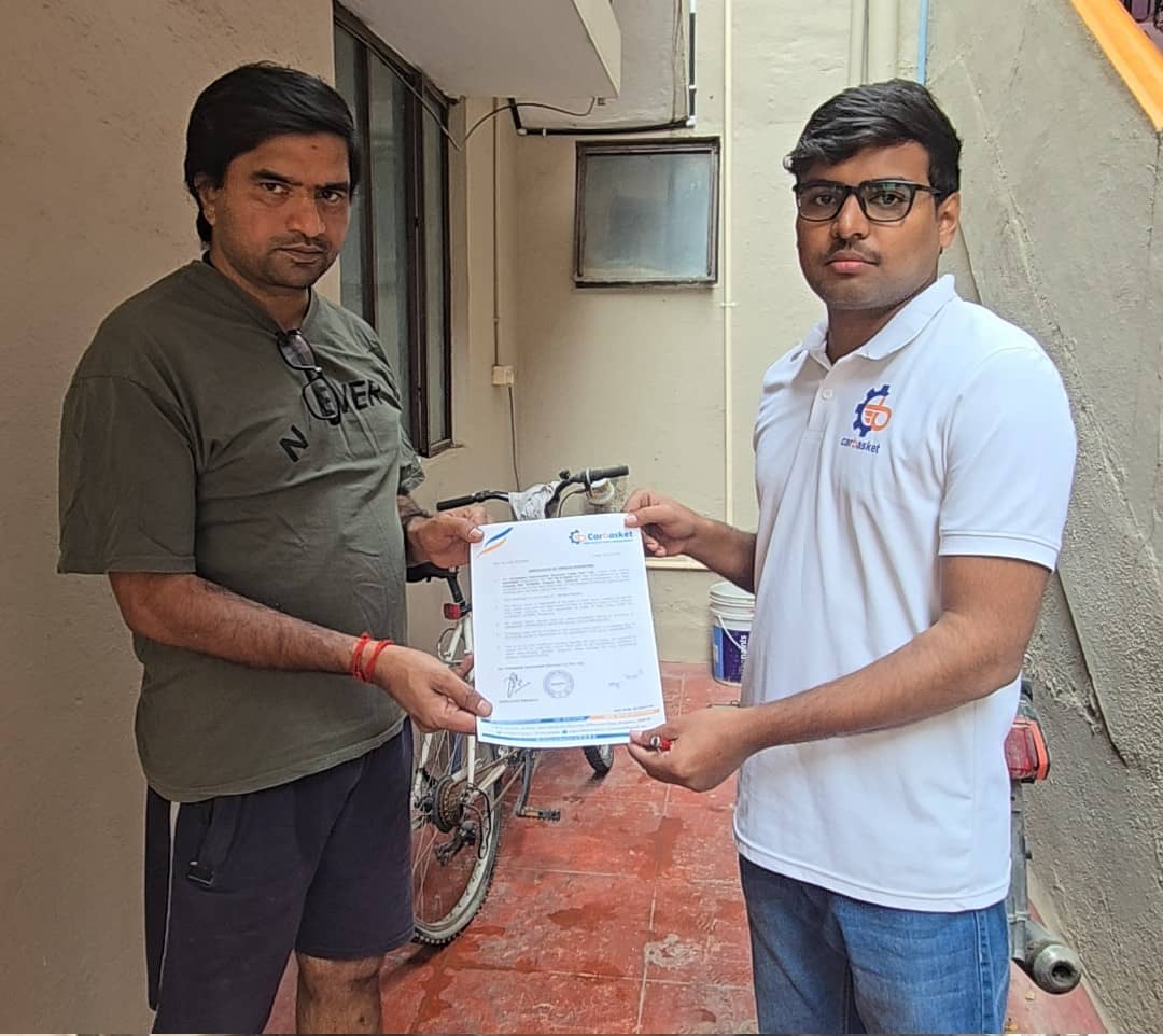 suzuki samurai bike Scrap in bangalore by carbasket team giving scrap certificate to the customer