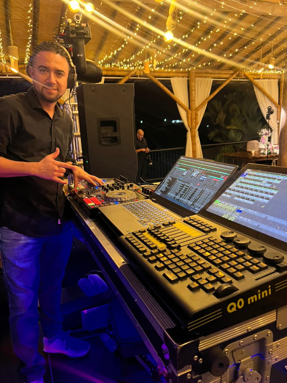 Técnico operando consola de iluminación profesional en evento