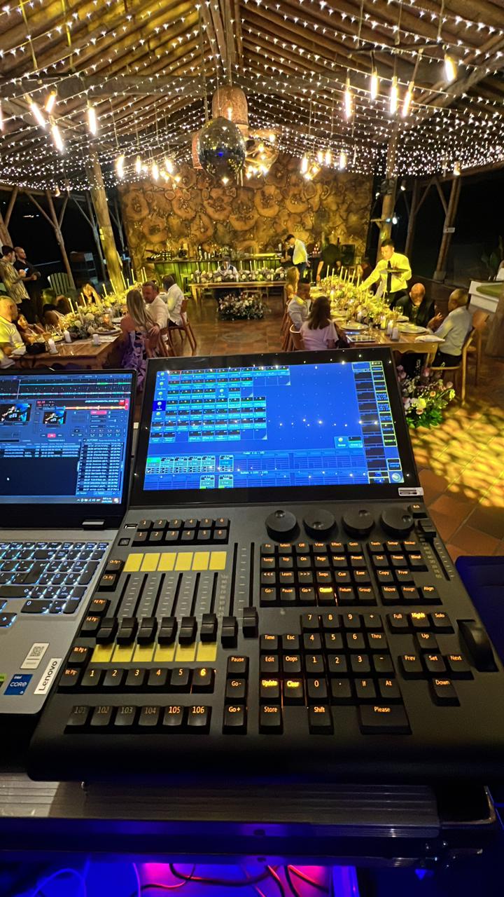 Consola de iluminación en boda con decoración de luces cálidas
