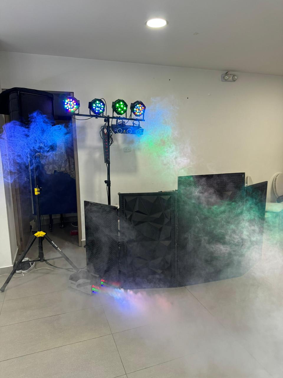 Cabina con máquina de humo y luces par LED de colores