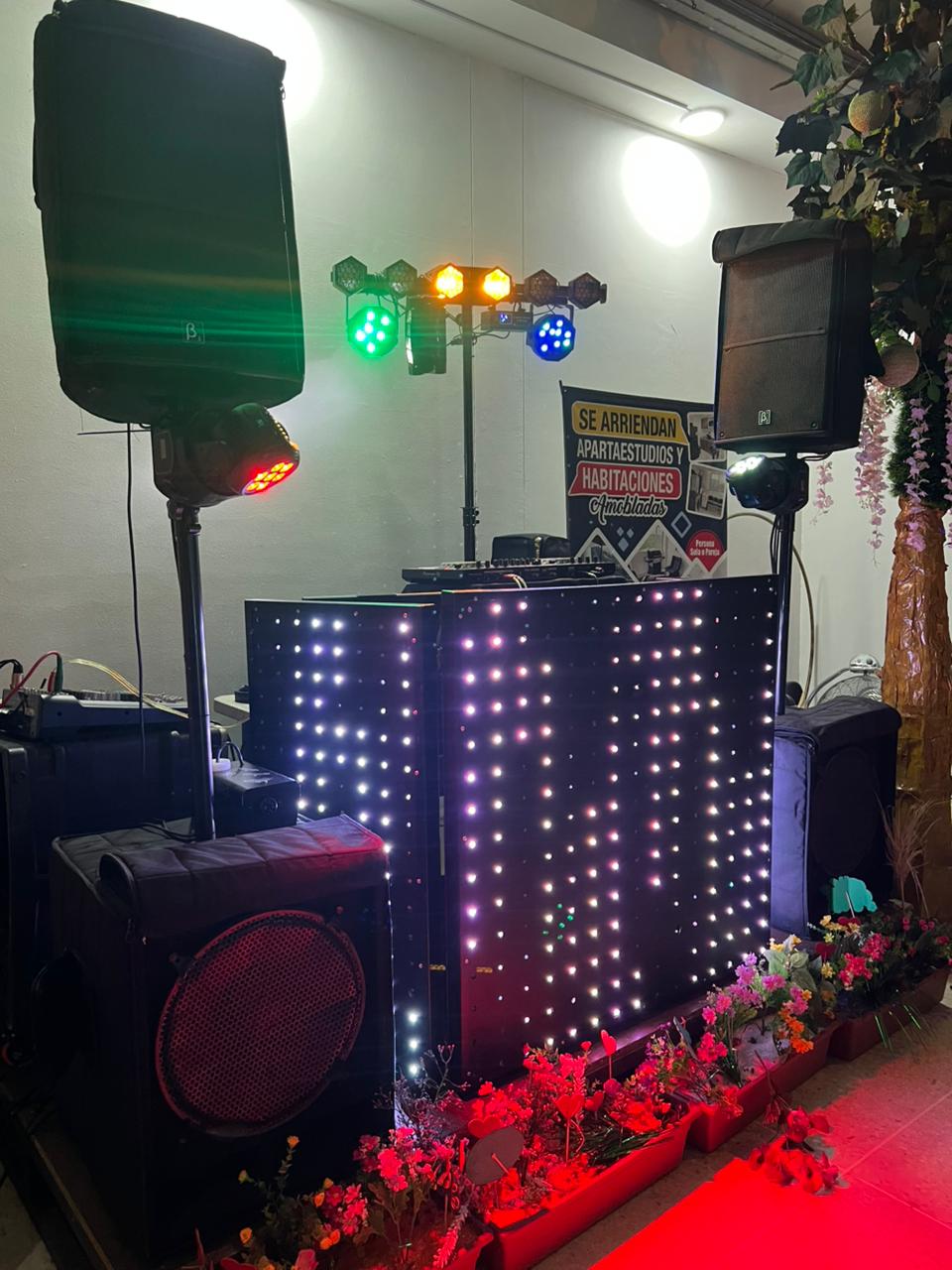 Cabina LED pixel con parlantes y luces robóticas en evento